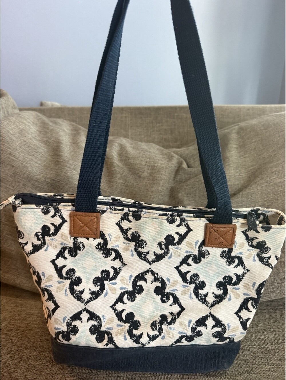 Thirty One Demi Day Bag In Fab Flourish Canvas Interior Pockets Zip Closure